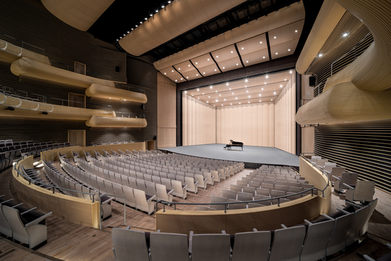 The main hall LG Signature has 1,335 seats. It can stage various performing arts genres as well as a full orchestra concert. [BAE JIN-HUN, LG ARTS CENTER]