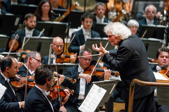 Maestro Simon Rattle will conduct the London Symphony Orchestra, accompanied by pianist Cho Seong-jin for the opening concert of the LG Art Center Seoul on Oct. 13. This file photo taken on Sept. 14, 2017 shows the London Symphony Orchestra playing at The Barbican in London under Rattle's baton. [AFP/YONHAP]