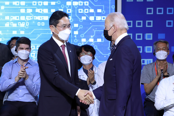 Samsung Electronics Vice Chairman Lee Jae-yong shakes hands with U.S. President Joe Biden on May 20 at the company's chip plant in Pyeongtaek, Gyeonggi. [YONHAP]