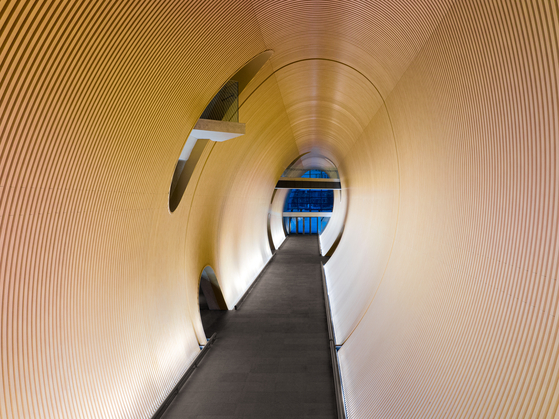 The Tube inside the building acts as a 80-meter-long bridge. [BAE JIN-HUN, LG ARTS CENTER]