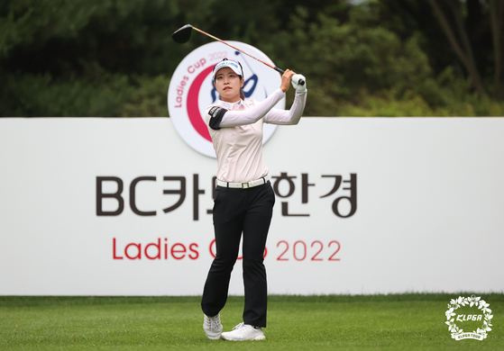 Park Min-ji tees off on the first hole during the final round of the BC Card Hankyung Ladies Cup 2022 at Fortune Hills in Pocheon, Gyeonggi on Sunday. [KLPGA]