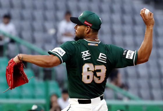 SSG Landers starter Wilmer Font pitches at the top of the third inning in a game against the NC Dinos at Incheon SSG Landers Field in Incheon on Friday. [YONHAP]