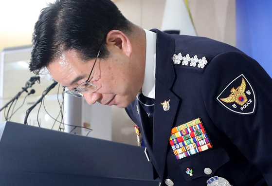 Police Commissioner General Kim Chang-yong expresses his intention to resign over blunders by the National Police Agency and internal unrest over the Interior Ministry's oversight plan at a press conference at the agency's headquarters in Seodaemun District, central Seoul on Monday. [NEWS1]