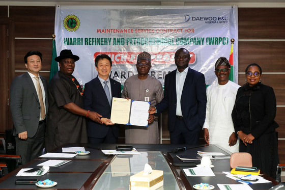 Daewoo Engineering & Construction President Baek Jung-wan, third from left, and Mustapha Yakubu, COO of Nigeria National Petroleum Corporation's refining and petrochemical division, fourth from left, pose for a photo after signing a letter of award on June 24. [DAEWOO ENGINEERING & CONSTRUCTION]
