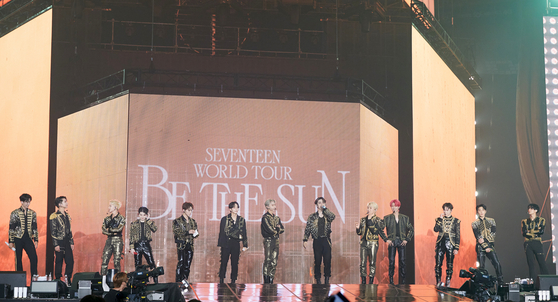 Seventeen banters with the audience during Saturday's opening night. [PLEDIS ENTERTAINMENT]