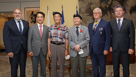 Park Dong-ha, third from left, and Park Mun-joon, fourth from left, are presented with the Legion of Honor, the highest French order of merit. They pose with Philippe Lefort, ambassador of France, far left, Park Min-shik, minister of patriots and veterans affairs of Korea, second from left, and Patrick Beaudouin, president of the National Association of Veterans and Friends of the French Forces of the United Nations, second from right, at the French diplomatic residence in central Seoul on Monday. [PARK SANG-MOON]