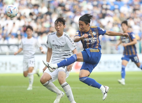 Jun Amano of Ulsan Hyundai, center, kicks the ball during a match against Seongnam FC on Sunday at Ulsan Munsu Stadium in Ulsan. [YONHAP]