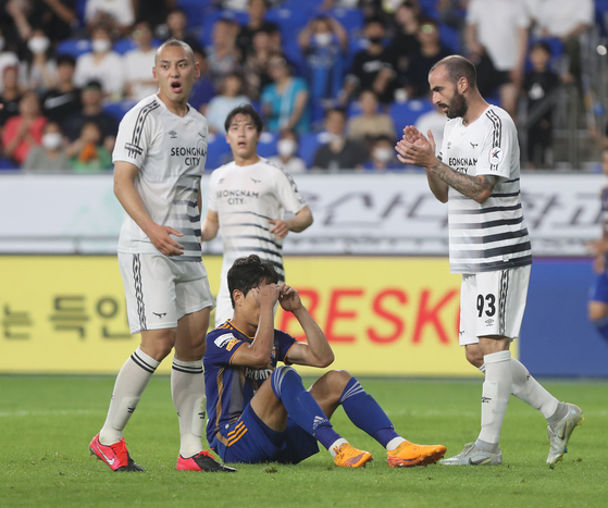 Park Chu-young of Ulsan Hyundai, center, reacts after missing a chance to score during a match against Seongnam FC on Sunday at Ulsan Munsu Stadium in Ulsan. [YONHAP]