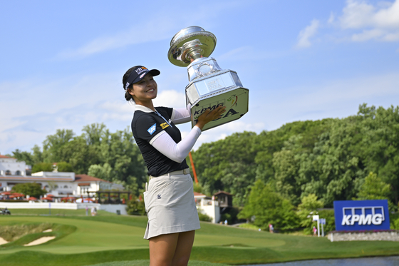 Chun In-gee poses with the trophy after winning the KPMG Women's PGA Championship golf tournament at Congressional Country Club on Sunday in Bethesda, Maryland. [AP/YONHAP]