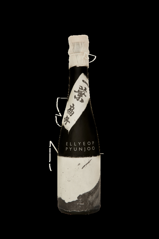 A bottle of Ellyeop Pyunjoo made at Nongam Jongtaek [ELLYEOP PYUNJOO]