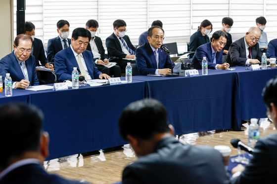 Finance Minister Choo Kyung-ho, third from left, attends a meeting with members of the Korea Enterprises Federation in Mapo, Seoul, on Tuesday. [JOINT PRESS CORPS] 