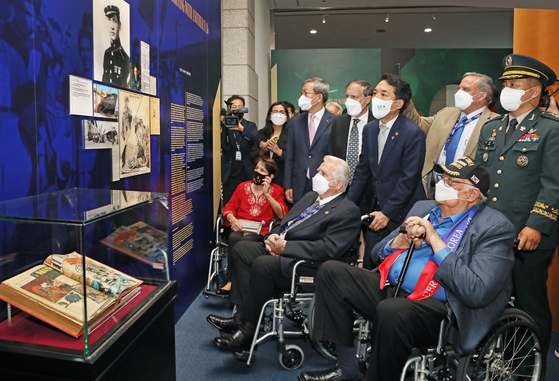 From front right, Antonio Lozano Bustos and Alberto Fernández Almada, Mexican-American veterans of the Korean War, view an exhibition dedicated to Mexican and Mexican-American veterans at the War Memorial of Korea in Seoul on Tuesday. Standing behind Fernández is Park Min-shik, minister of patriots and veterans affairs of Korea, and Bruno Figueroa, ambassador of Mexico to Korea. [PARK SANG-MOON] 
