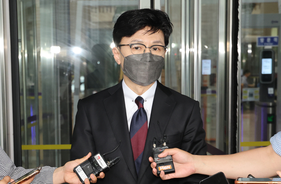 Justice Minister Han Dong-hoon answers questions from reporters as he leaves the government complex in Gwacheon, Gyeonggi on Monday. [YONHAP]