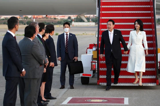 President Yoon Suk-yeol and first lady Kim Keon-hee are greeted by Spanish officials after getting off Air Force One at Madrid-Barajas Airport in Madrid Monday evening. [JOINT PRESS CORPS]