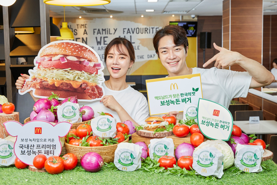 Models introduce McDonald's Korea's Boseong Green Tea Pork Burger. [MCDONALD'S KOREA]