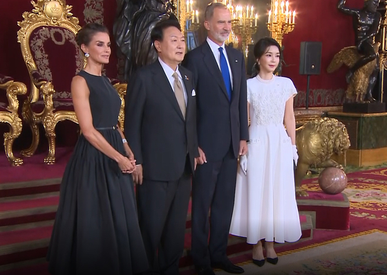 President Yoon Seok-yeol, second from left, and first lady Kim Keon-hee, far right, pose for a commemorative photo with King Felipe VI of Spain and his wife Queen Letizia at the royal palace in Madrid Tuesday evening. [NEWS1]