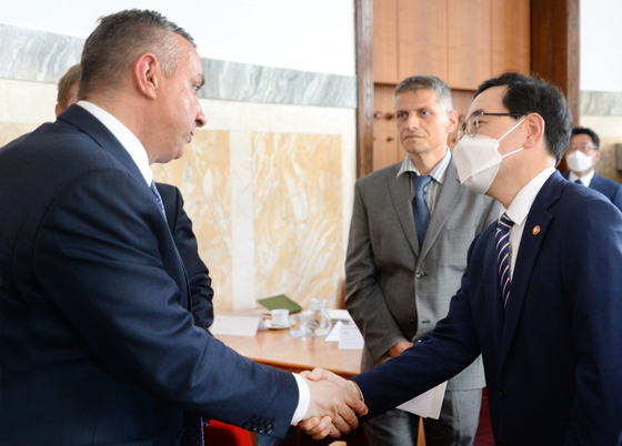 Jozef Sikela, Czech Republic’s Minister of Industry and Trade, left, greets Lee Chang-yang, Korea’s Minister of Trade, Industry and Energy, in Prague on Tuesday. [MINISTRY OF TRADE, INDUSTRY AND ENERGY]  