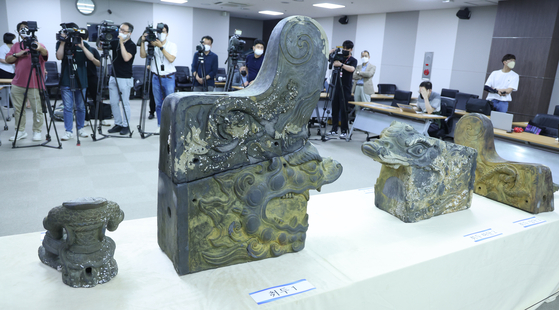 The Cultural Heritage Administration reveals several pieces of ornamental roof tiles that were produced in the early Joseon Dynasty (1392-1910). The artifacts were discovered in 2019 at a mudflat in Taean, South Chungcheong. [YONHAP]