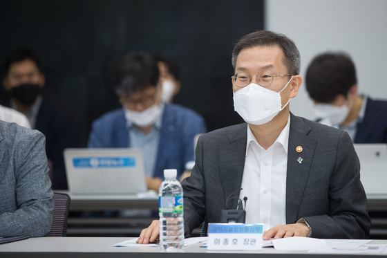 Science Minister Lee Jong-ho attends a meeting on AI semiconductors held at KAIST on June 27. [NEWS1]