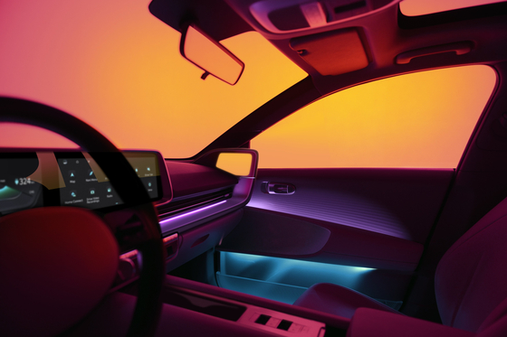 The two-color ambient lighting system is capable of emitting 64 different color combinations. [HYUNDAI MOTOR]