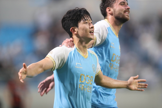 Go Jae-hyeon of Daegu FC celebrates after scoring Daegu's third goal against the Pohang Steelers in the quarterfinals of the 2022 FA Cup on Wednesday at DGB Daegu Bank Park in Daegu. [YONHAP]