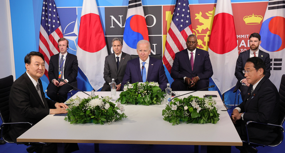 From left, President Yoon Suk-yeol, U.S. President Joe Biden and Japanese Prime Minister Fumio Kishida hold a trilateral summit on the sidelines of a NATO gathering at the IFEMA Convention Center in Madrid Wednesday afternoon. [JOINT PRESS CORPS]