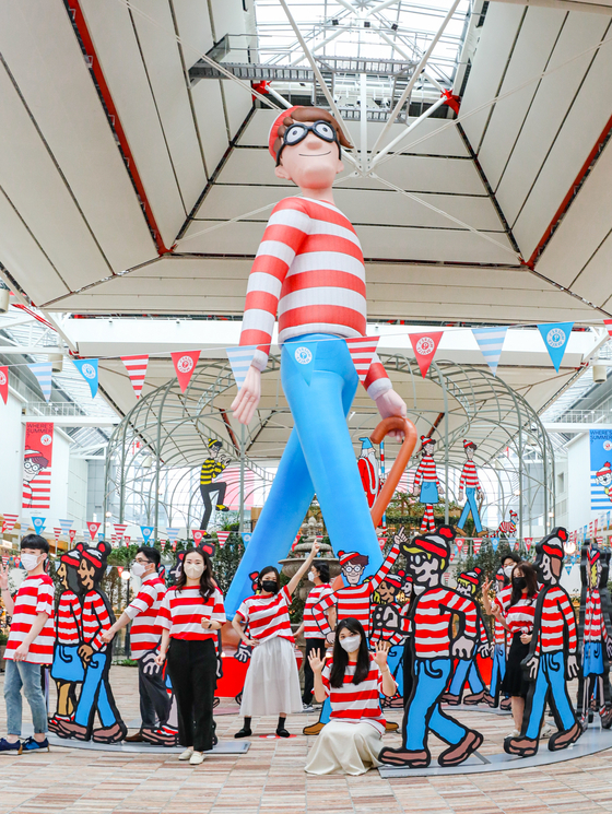 Employees dressed in Wally, or Waldo, costumes pose at The Hyundai Seoul, a branch of Hyundai Department Stores, in Yeongdeungpo District, western Seoul, on Thursday. The Hyundai Seoul will hold an exhibition of Wally-themed villages decorated with about 100 Wally and Wally crew characters under the theme of 'Where's Happiness?' at The Sound Forest on the 5th floor of the building until Aug. 13. "Wally Happy Walking Challenge," a customer participation event, will be held from July 2 to July 3. [NEWS1]