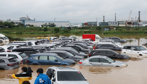 A used-car dealership in Suwon, Gyeonggi, is submerged as a heavy rain warning was issued for the capital and its surrounding areas on Thursday. [YONHAP]