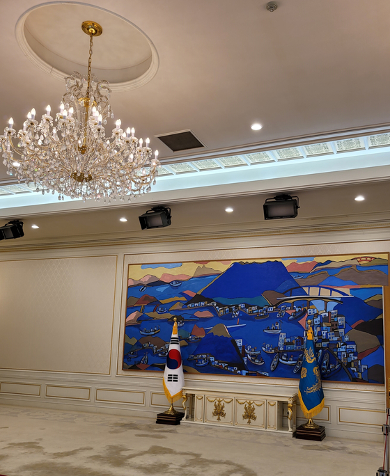 Artist Jeon Hyuk-lim's "Tongyeong Harbor" is in the Inwang Room of the Main Office Building. It was personally ordered by late President Roh Moo-hyun in 2006. A chandelier adorns the ceiling in this room as well. [MOON SO-YOUNG] 