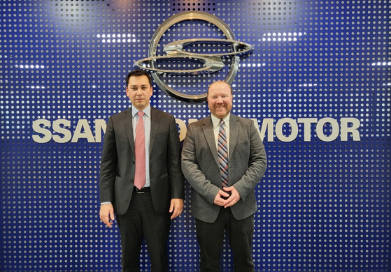 Rodrigo Gonzalez, left, managing director of SsangYong Motor Chile, and Mauricio Pascual, commercial manager, pose for a photo after an interview with the Korea JoongAng Daily on Wednesday at SsangYong Motor's office in western Seoul. [SARAH CHEA]
