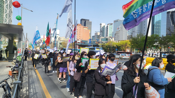 Activists parade through central Seoul to urge the National Assembly to introduce new abortion laws on April 10. [JOONGANG ILBO]