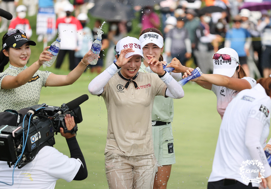 Im Jin-hee celebrates with other players after winning the McCol Mona Park Open with SBS Golf on Sunday at Birch Hill Golf Club in Pyeongchang, Gangwon. [KLPGA]