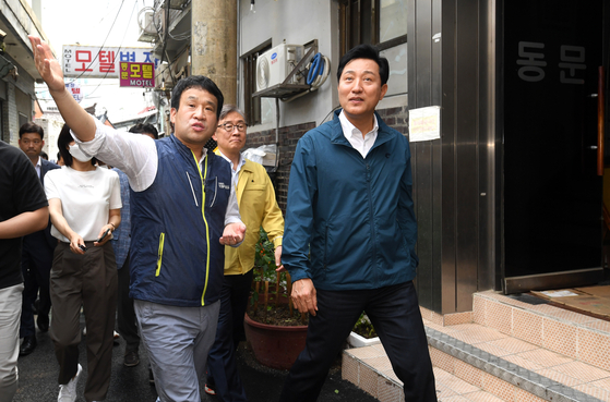 Seoul Mayor Oh Se-hoon walks around Changsin-dong in Jongno District, central Seoul, on Friday after his inauguration. [YONHAP]