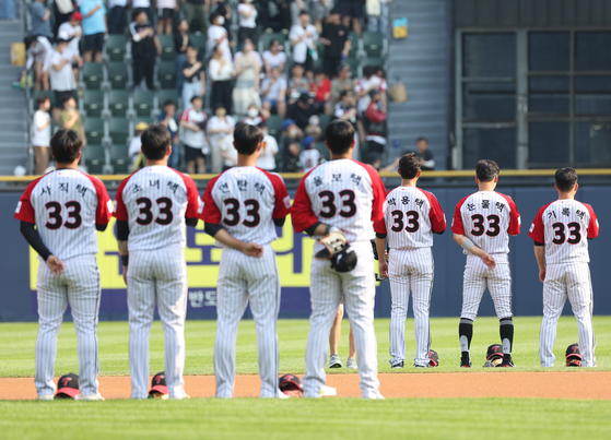 LG 트윈스 선수들이 33번 박용택이나 그의 별명 중 하나인 저지를 차고 일요일 서울 잠실야구장에서 열린 롯데 자이언츠와의 경기가 시작되자 애국가 앞에 서 있다. [YONHAP]