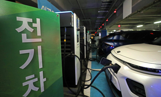 An electric vehicle is being charged at an electric vehicle charging station at Yongsan Station in Seoul on June 29. [NEWS1]