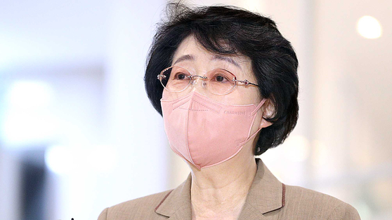 Kim Seung-hee, the health and welfare minister nominee who withdrew her candidacy Monday, answers reporters questions last Thursday. [NEWS1]