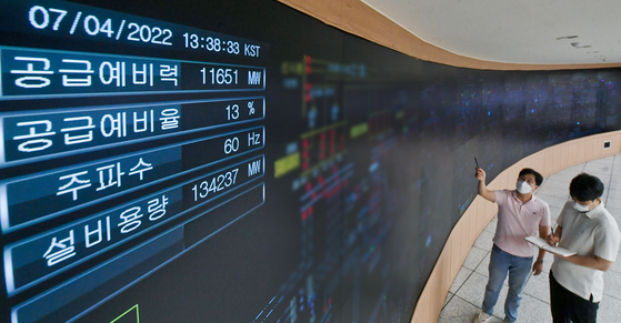 A display shows power demand and supply at a Korea Electric Power Corp. center in Gyeonggi on Monday. Power demand surged as the temperature rose, and alerts have been issued about power usage. Power demand reached an all-time high in June. According to Korea Power Exchange, last month the maximum power demand averaged 71,805 megawatts, which is up 4.3 percent on year and the first time that figure in June exceeded 70,000 megawatts. The supply reserve ratio dropped below 10 percent. [NEWS1] 