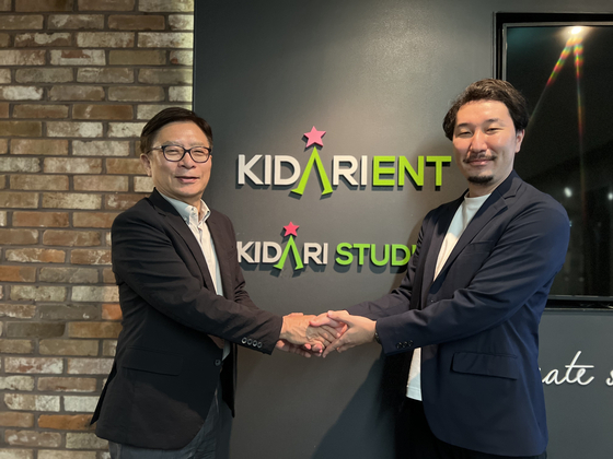CEO of Kidari Studio Kim Young-hoon, left, poses with Gigatoon Studio CEO Junichi Ota. [KIDARI STUDIO]
