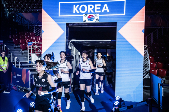 A Seleção Coreana de Voleibol Feminino entra em quadra para jogar uma partida da Liga das Nações de Vôlei contra a China no domingo em Sofia, Bulgária. [FIVB]