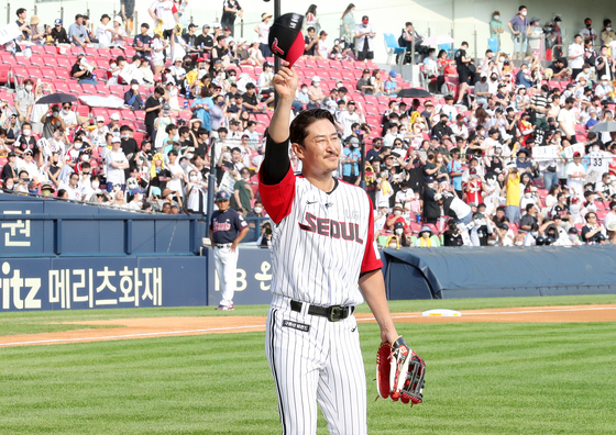 Park Yong-taik waves to fans at Jamsil Baseball Stadium in southern Seoul on Sunday. [NEWS1]