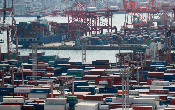 Containers stacked at a pier in Busan Port on May 31. [YONHAP]