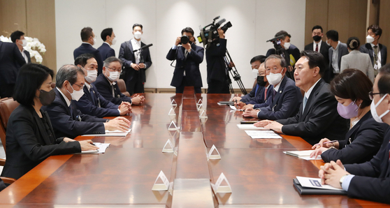 President Yoon Suk-yeol, right, holds a meeting with a visiting delegation from the Japan Business Federation, or Keidanren, in the Yongsan Presidential Office in central Seoul Monday afternoon. [JOINT PRESS CORPS]