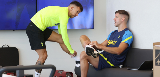 New Tottenham Hotspur signees Ivan Perisic, left, and Fraser Forster chat as Spurs opens its pre-season training at the club's Enfield training ground in north London on Monday. [TOTTENHAM HOTSPUR]