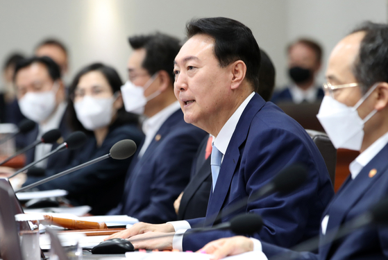President Yoon Suk-yeol presides over a Cabinet meeting in a newly remodeled conference room at the presidential office in Yongsan, central Seoul Monday. [NEWS1]