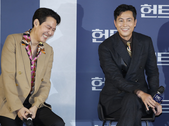 Lee, left, laughs at Jung's joke that the two had their honeymoon at Cannes, which they went to for "Hunt" as it was invited to the Midnight Screening section of this year's Cannes Film Festival. [NEWS1]
