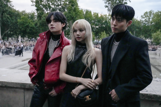 From left, V of BTS, Lisa of Blackpink and Park Bo-gum pose for photographers before the Celine men's Spring/Summer 2023 collection presented in Paris on June 26. [AP/YONHAP]