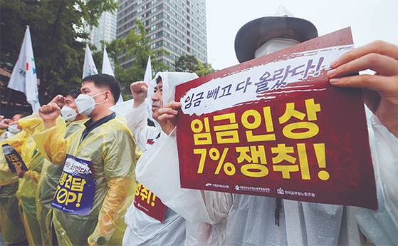  The Korean Government Employees' Labor Union (KGEU), Government Employees' Union and the Confederation of Korean Government Employees' Unions protest near the Yongsan Presidential Office on June 23, asking for higher wages. [YONHAP]