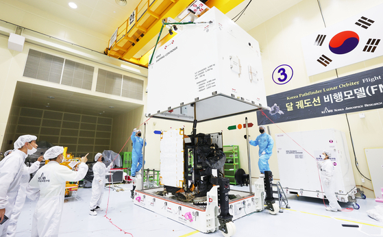 The Korea Pathfinder Lunar Orbiter (KPLO), the country's first moon orbiter, is being placed in a container at the Korea Aerospace Research Institute's satellite integration hall in Daejeon on Monday, to be transported to the launch site. The KPLO will be carried by SpaceX's Falcon 9 rocket on Aug. 3 at the Cape Canaveral Space Force Station in Florida. [YONHAP]
