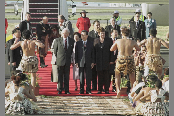 President Kim Dae-jung, center, and Prime Minister Jenny Shipley, right, are greeted with a traditional Maori performance upon Kim's arrival in New Zealand in September 1999. [JOINT PRESS CORPS]