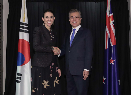 President Moon Jae-in, right, with New Zealand Prime Minister Jacinda Ardern, left, in their meeting in New Zealand on Dec. 4, 2018. [JOINT PRESS CORPS] 